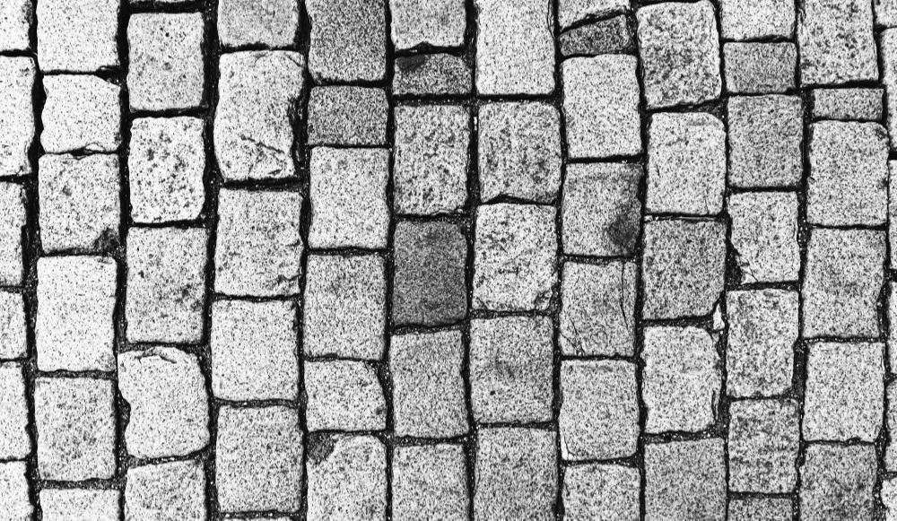 Chute sur un trottoir ou une chaussée Photo d'une chaussée déformée représentant ici une chute sur un trottoir